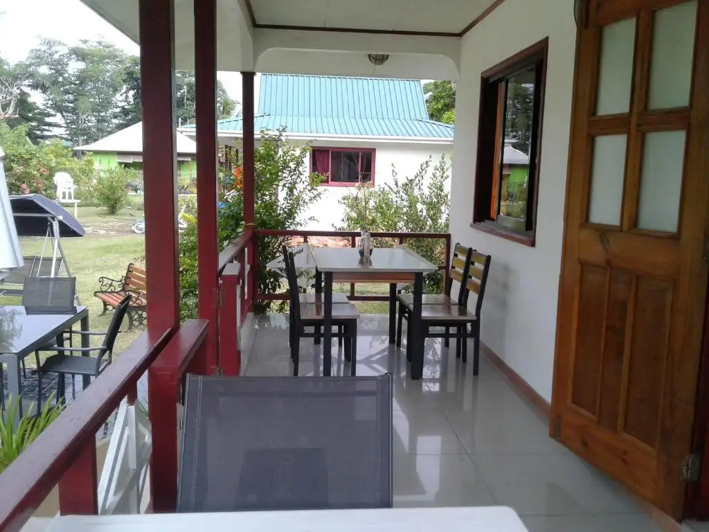 Indulge in a blissful getaway at Agnès Cottage: Where Elegance Meets Paradise, a picturesque family-run guesthouse mere moments away from the captivating La Source D'argent beach.