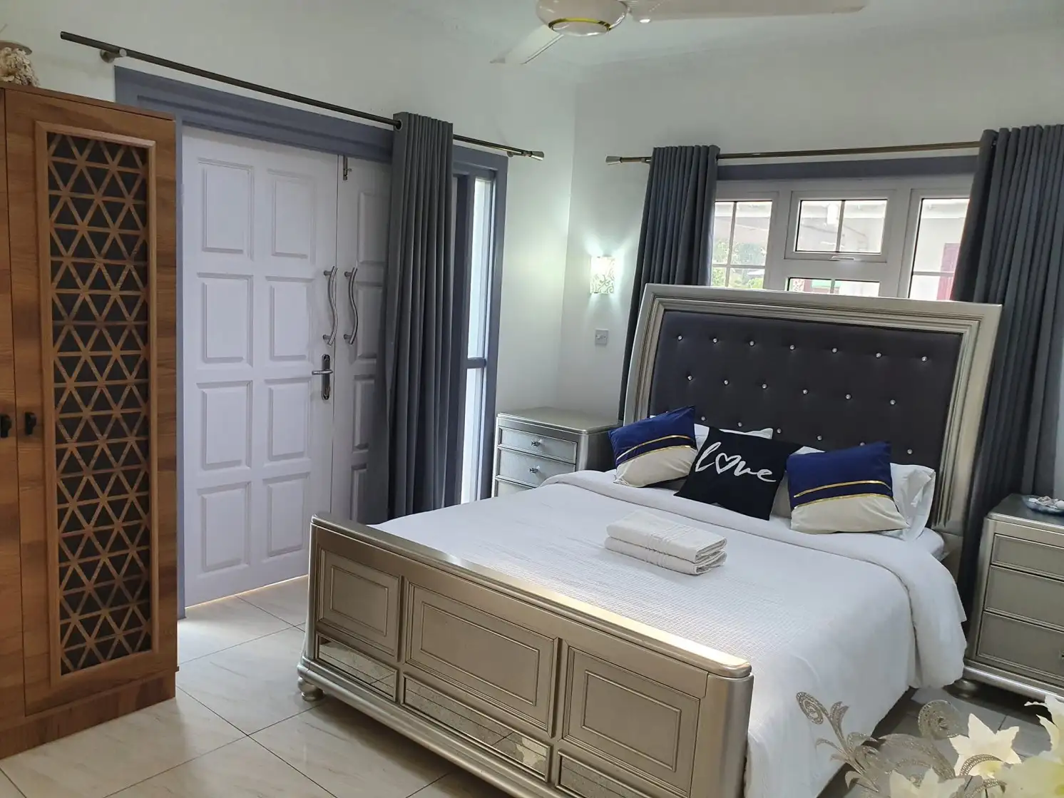 Indulge in a blissful getaway at Agnès Cottage: Where Elegance Meets Paradise, a picturesque family-run guesthouse mere moments away from the captivating La Source D'argent beach.