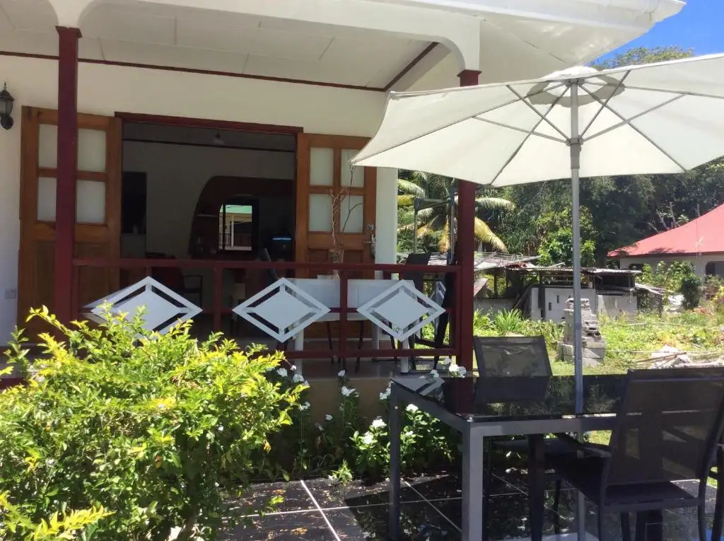 Indulge in a blissful getaway at Agnès Cottage: Where Elegance Meets Paradise, a picturesque family-run guesthouse mere moments away from the captivating La Source D'argent beach.