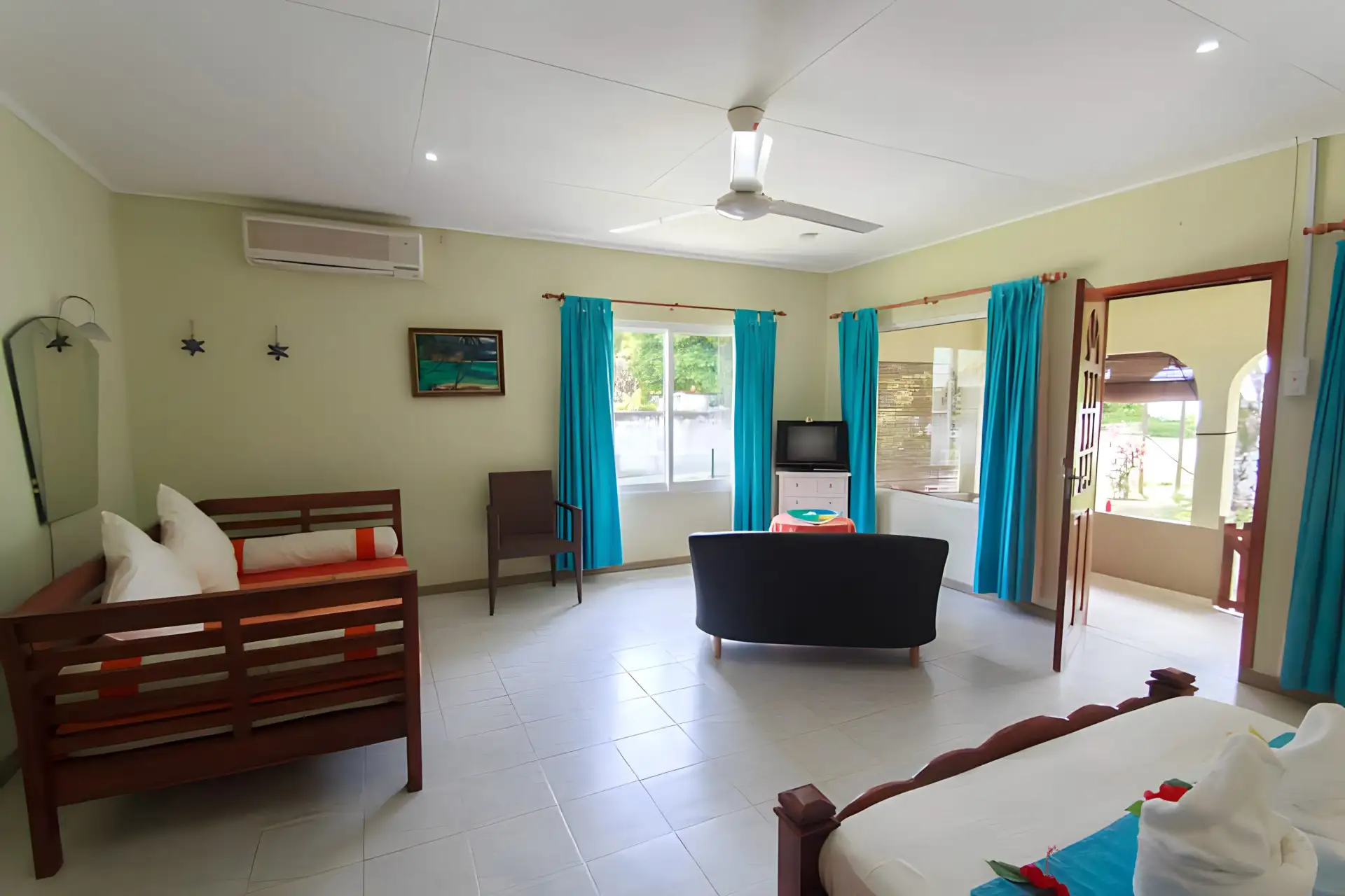 Coco Blanche is an exquisite privately-owned self-catering retreat nestled in the scenic haven of Anse Royale, South Mahé.