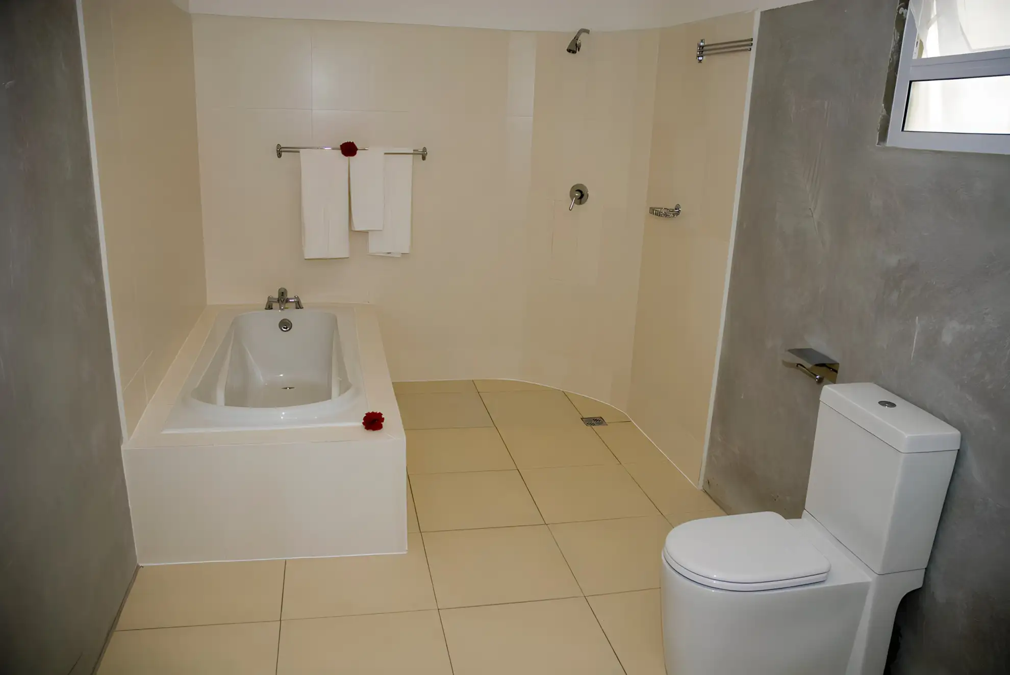 Augerine Small Hotel bathroom