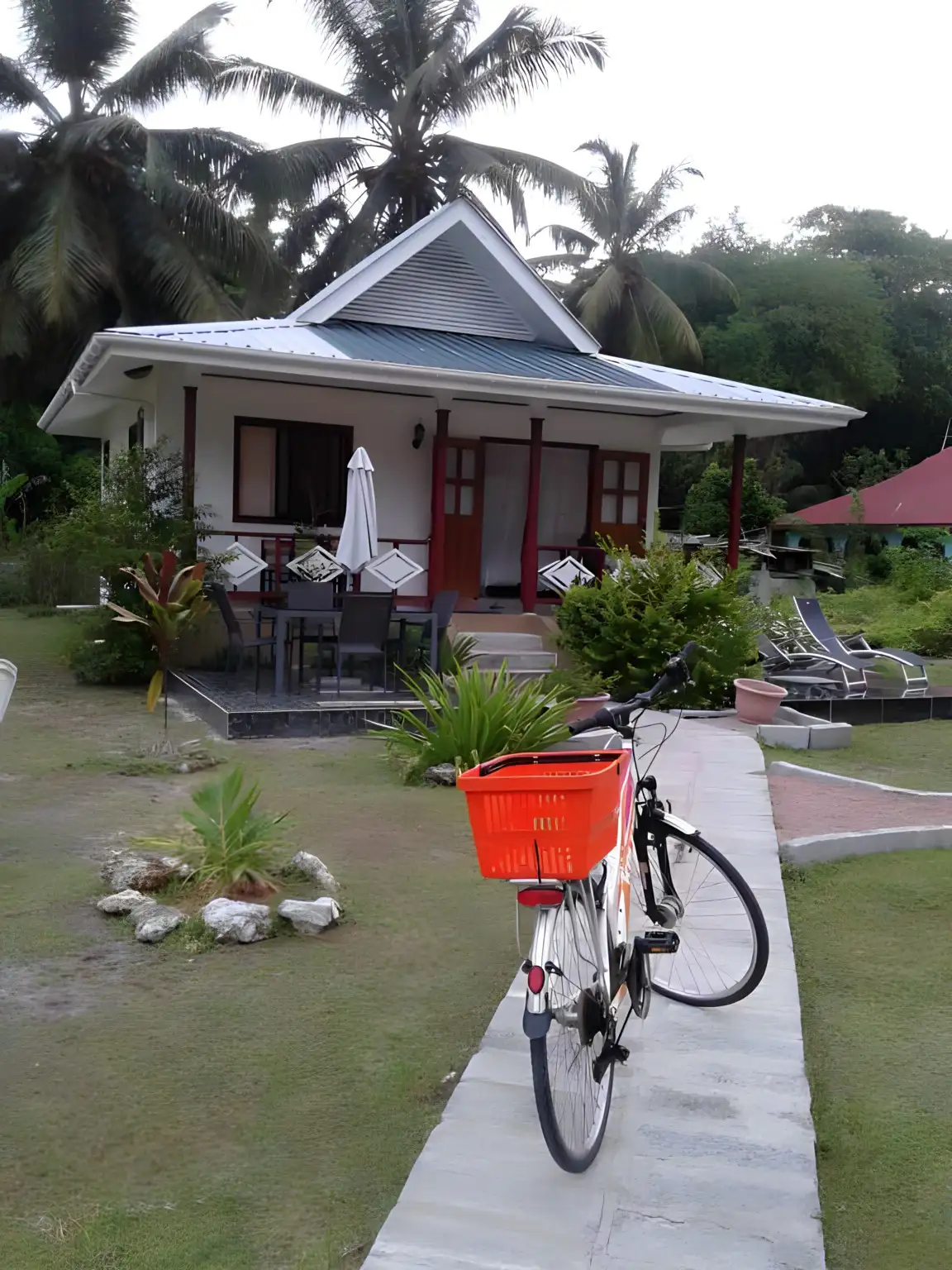 Indulge in a blissful getaway at Agnès Cottage: Where Elegance Meets Paradise, a picturesque family-run guesthouse mere moments away from the captivating La Source D'argent beach.