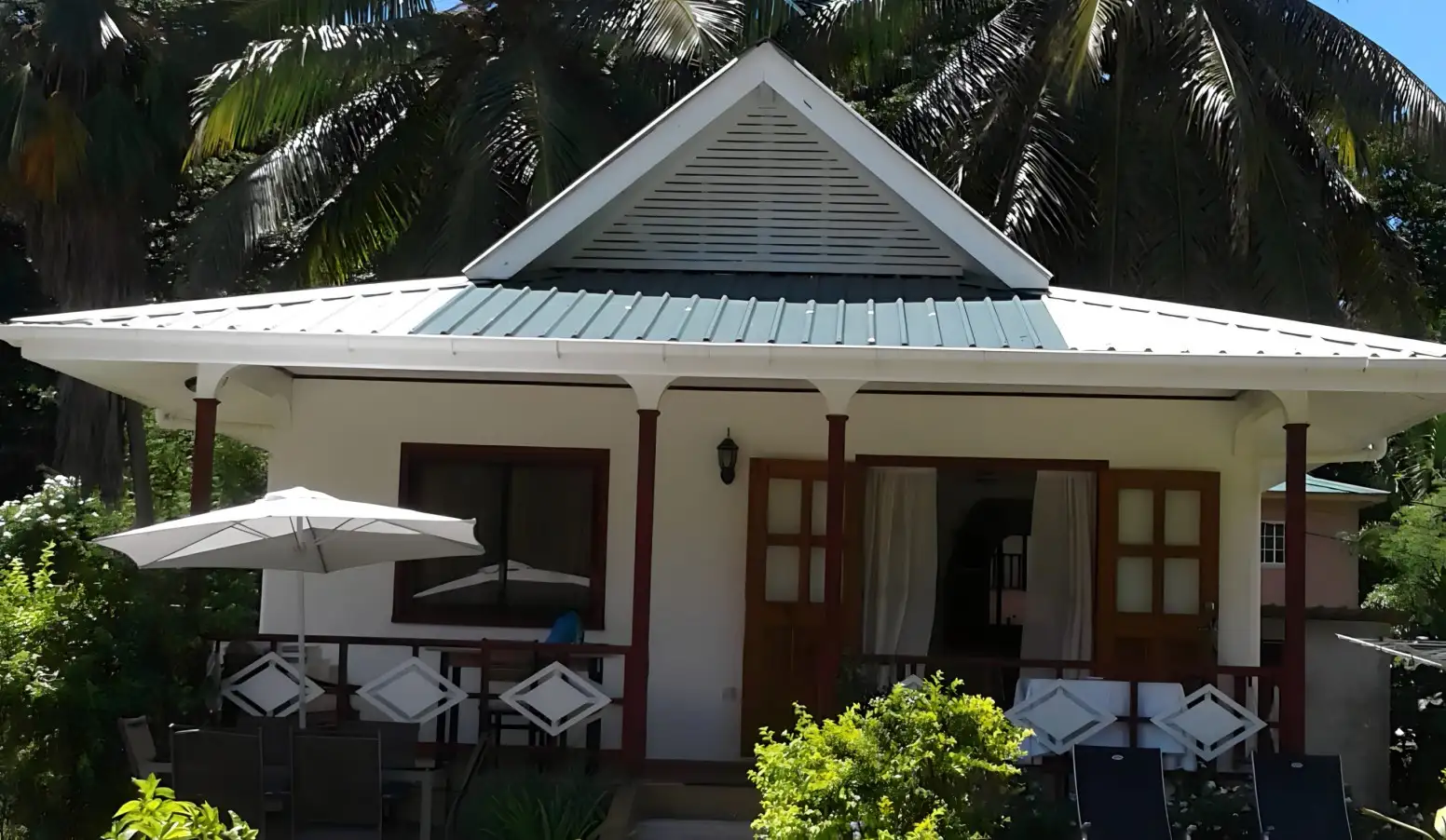 Indulge in a blissful getaway at Agnès Cottage: Where Elegance Meets Paradise, a picturesque family-run guesthouse mere moments away from the captivating La Source D'argent beach.